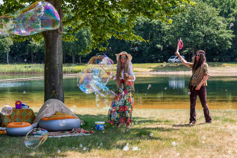 Hippies met zeepbellen